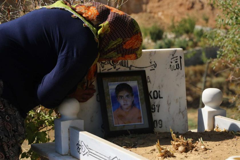 Saliha Önkol, öldürülen kızı Ceylan Önkol'un mezarı başında