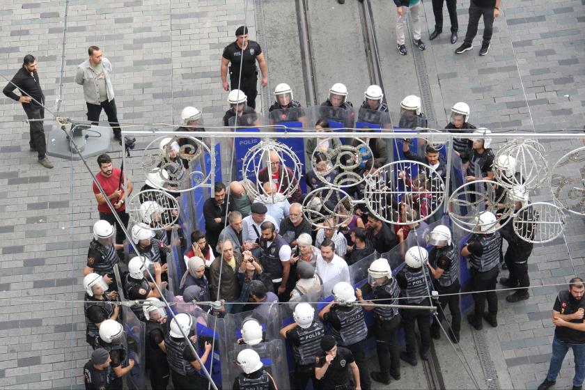 Polis abluksına alınan Cumartesi İnnsanları ve hak savunucuları