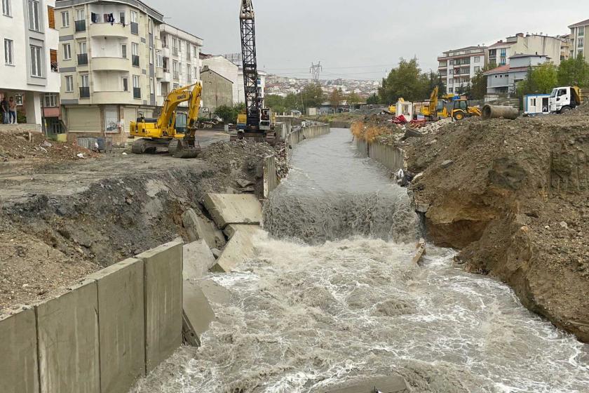 Esenyurt'ta sağanakta istinat duvarı yıkıldı