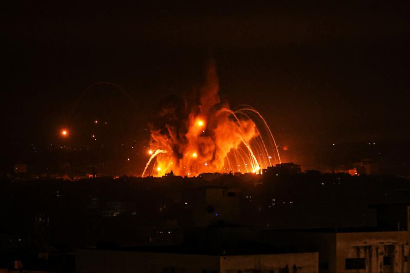 İsrail'in Gazze'ye yönelik hava saldırılarısında parçalı bir bomba.