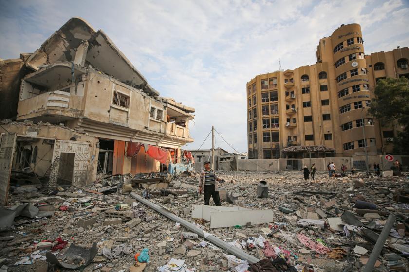 İsrail bombardımanı sonucu yıkılan binalar ve moloz yığınına dönen Gazze sokakları