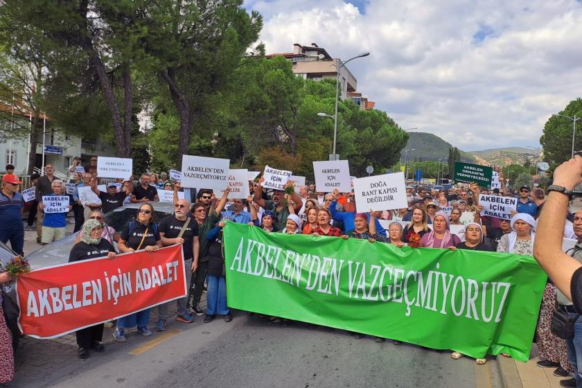 Akbelen Ormanı’nında kurulmak istenen madenin ruhsatının iptali için bugün görülen dava öncesi yürüyen köylüler