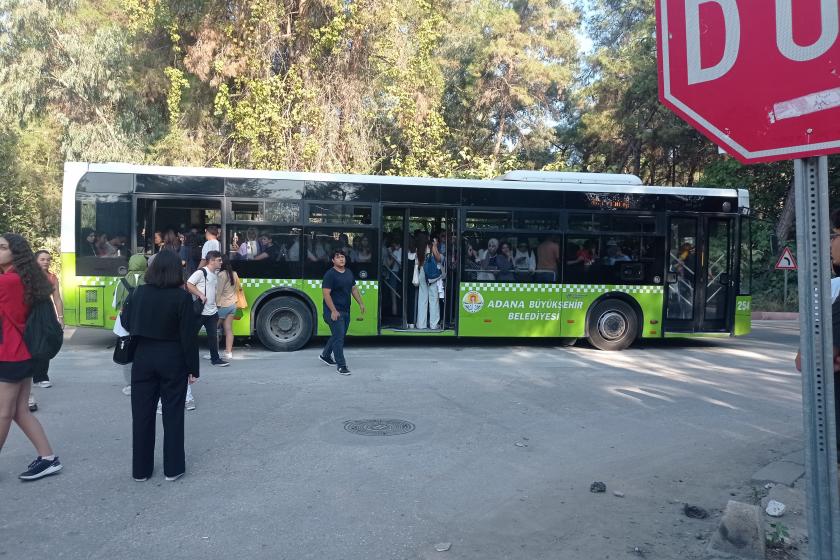 Yeşil renkli Adana Belediye otobüsünden ibnen vatandaşlar