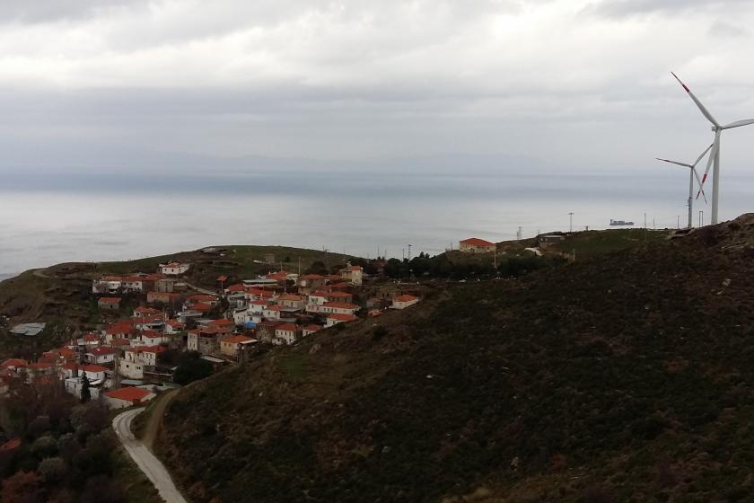 Karaburun'da yer alan bir mahallenin dağın tepesinden çekilmiş fotoğrafı