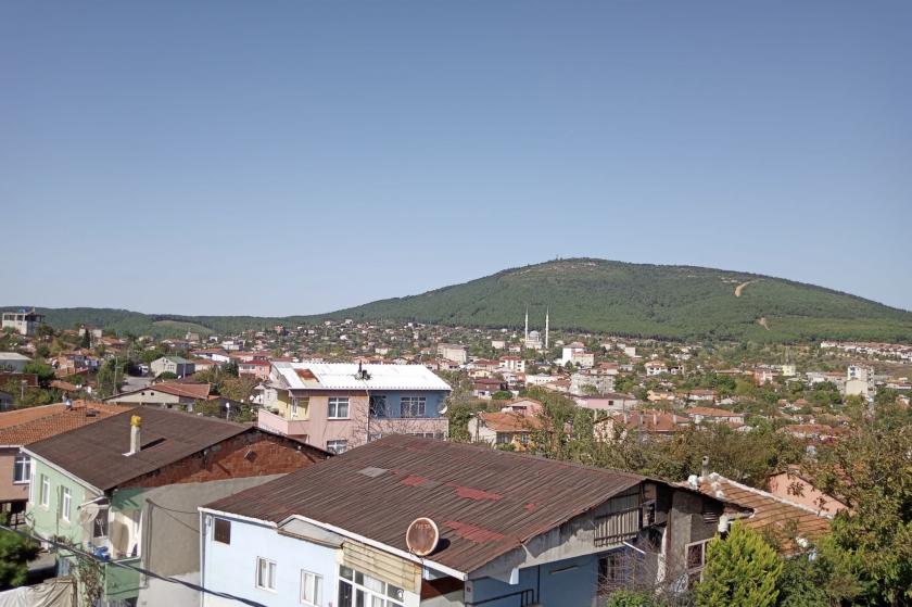 Pendik Ertuğrulgazi mahallesinin yüksek bir yerden çekilmiş, evlerin ve dağların göründüğü bir fotoğraf