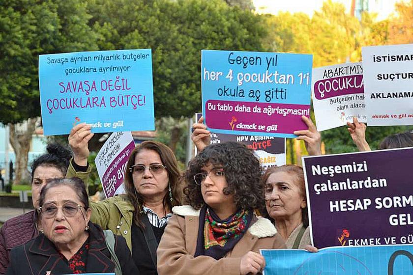 Okullarda bir öğün ücretsiz ve sağlıklı yemek verilmesi talebiyle eylem yapan kadınlar