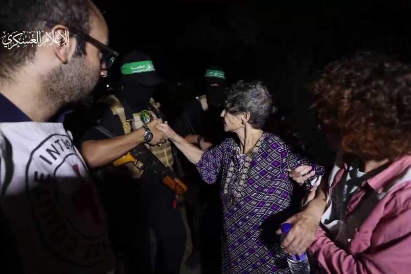 Hamas'ın silahlı kanadı İzzeddin el-Kassam Tugayları, İsrailli rehineleri serbest bırakırken