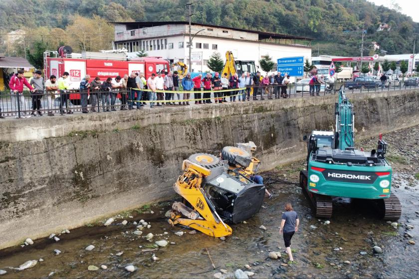 Dereye düşen iş makinesi