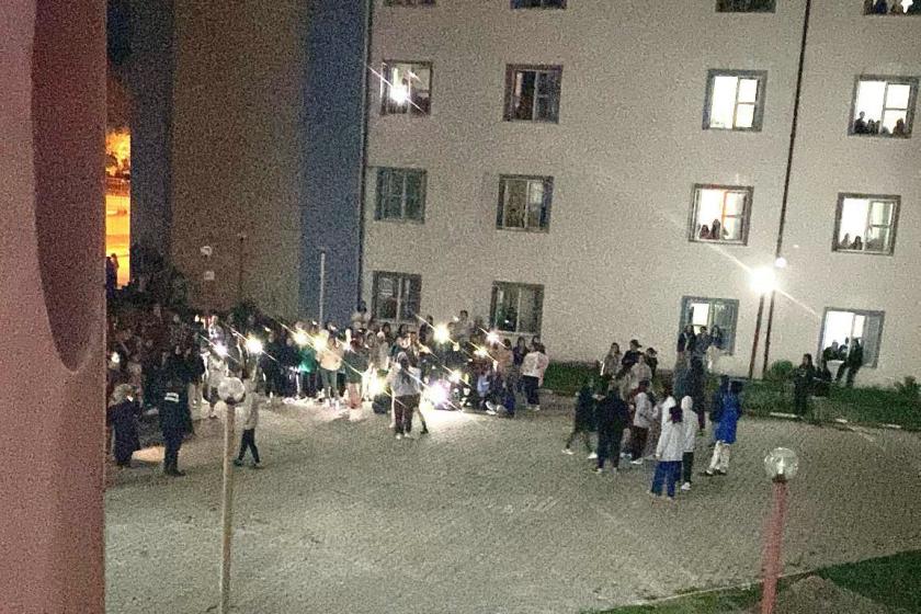 Bartın Üniversitesi'nin Ağdacı yerleşkesinde bozuk asansör protesto edildi.