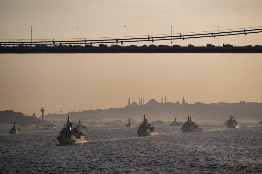 Cumhuriyet'in 100. yıl dönümü dolayısıyla Türk donanması, İstanbul Boğaz'ında resmigeçit gerçekleştirdi.