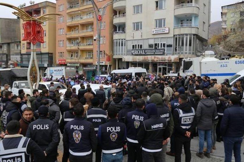 polis ablukasında bulunan kalabalık