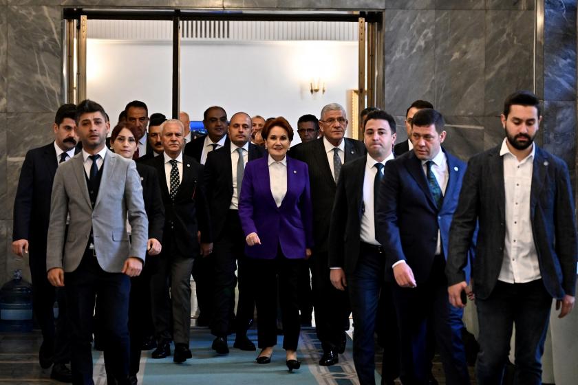 Meral Akşener parti kurmaylarıyla grup toplantı salonuna yürüyor.