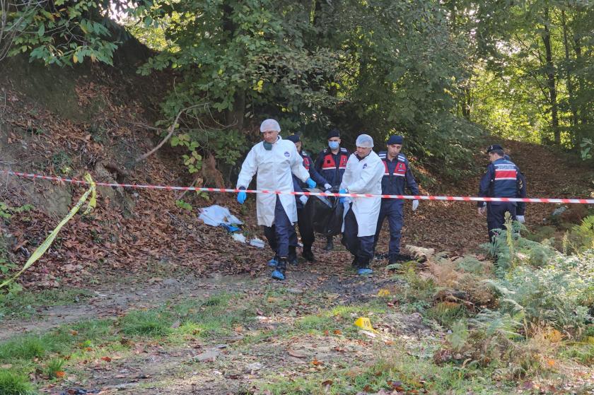 öldürülen afgan işçinin cesedi taşınıyor