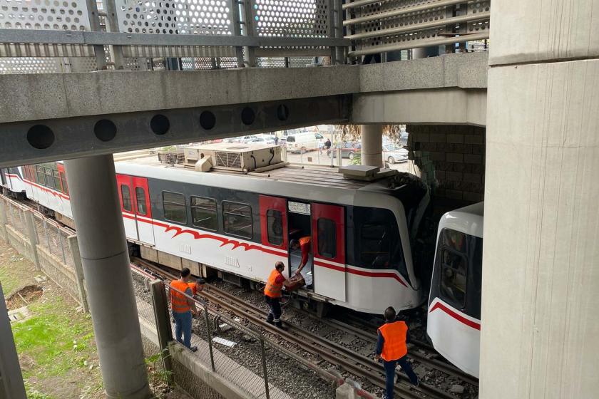 Raydan çıkan metro vagonu