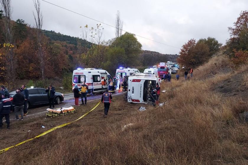 Amasya yolcu otobüsü devrildi