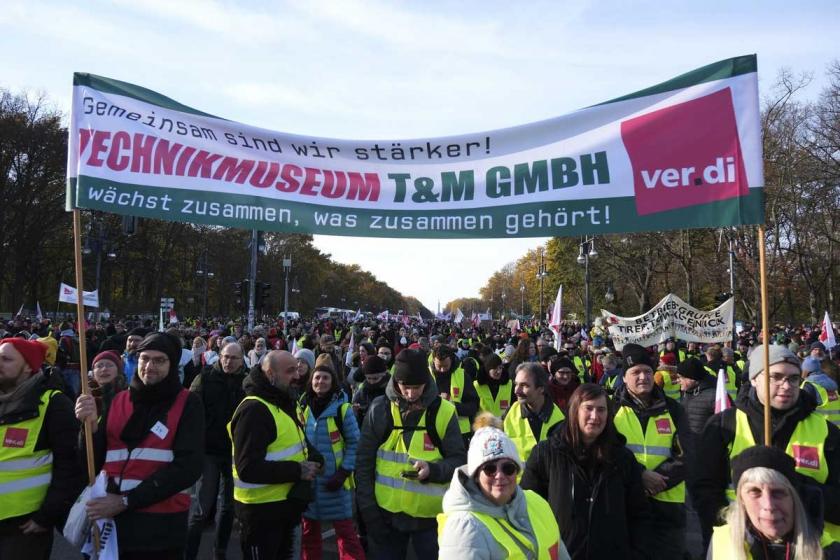 Almanya'nın başkenti Berlin'de kamu emekçileri uyarı grevi yaptı.