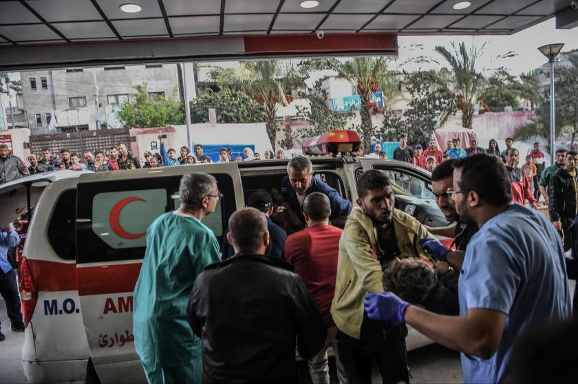 Ambulans, yaralı çocuk, sağlık görevlileri, kalabalık