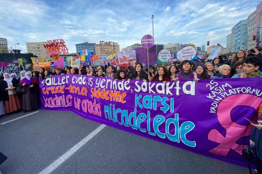 25 Kasım Kadın Platformu: İsyanımızla, mücadelemizle 19.30’da Taksim Tünel’deyiz