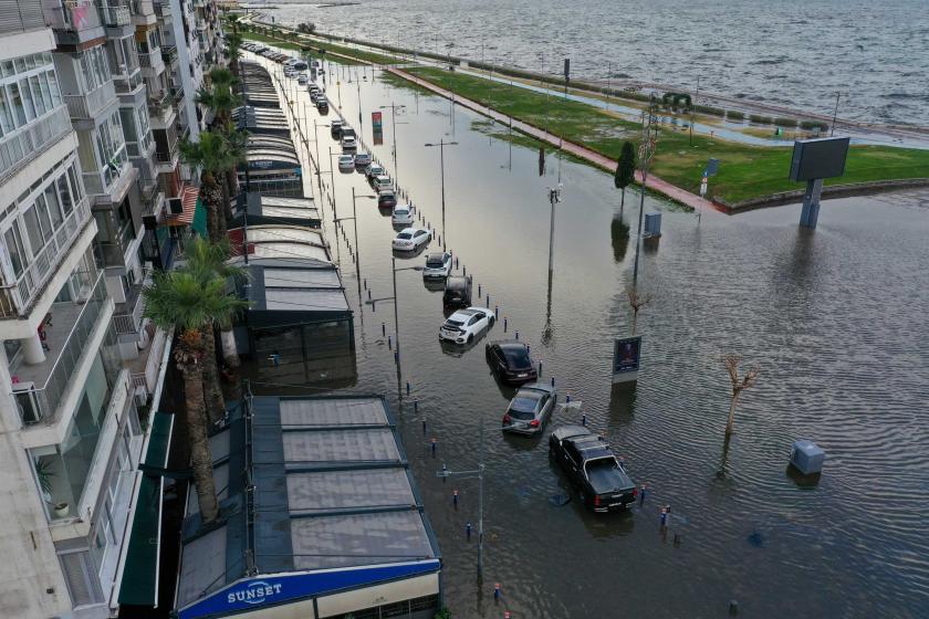  İzmir'de deniz taştı, sokaklar su altında kaldı