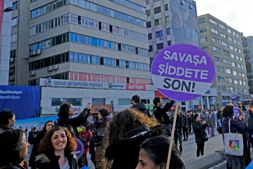 25 Kasım 2023'te İstanbul'da kadınların gerçekleştirdiği eylemden bir fotoğraf.