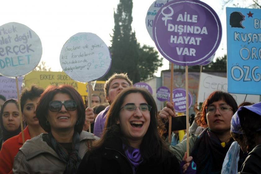 25 Kasım 2023'te İstanbul'da kadınların gerçekleştirdiği eylemden bir fotoğraf.