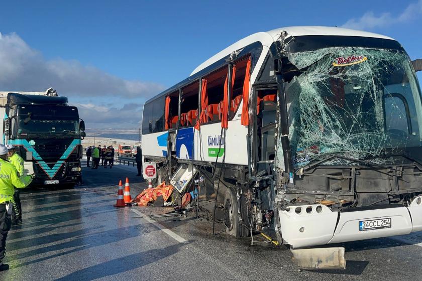 Kaza yapan yolcu otobüsü ve tır