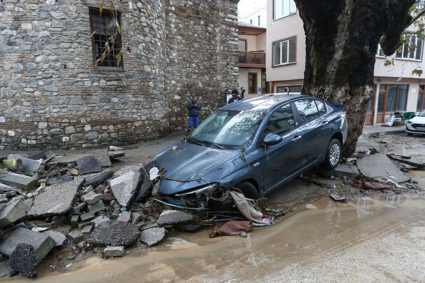 Su başkınında hasar gören yollar ve araçlar