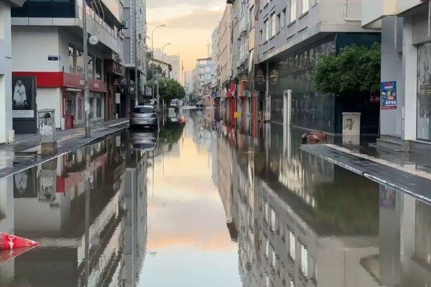 Sel sonrası sular altında kalan İskenderun.