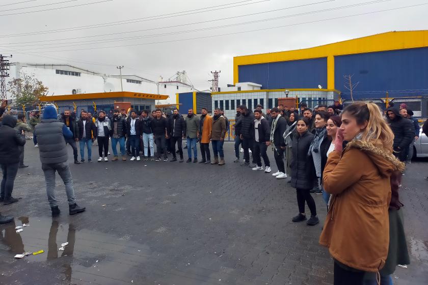 Özak Tekstil işçilerinin fabrika önündeki direnişlerinden fotoğraf.