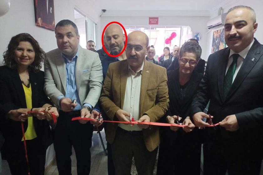 Suç örgütü lideri İnanç Meçul, MHP Torbalı İlçe Başkanı Veli Kaçar ve İlçe Kadın Kolları Başkanı Neşe Aşık’la birlikte kurdele keserken.