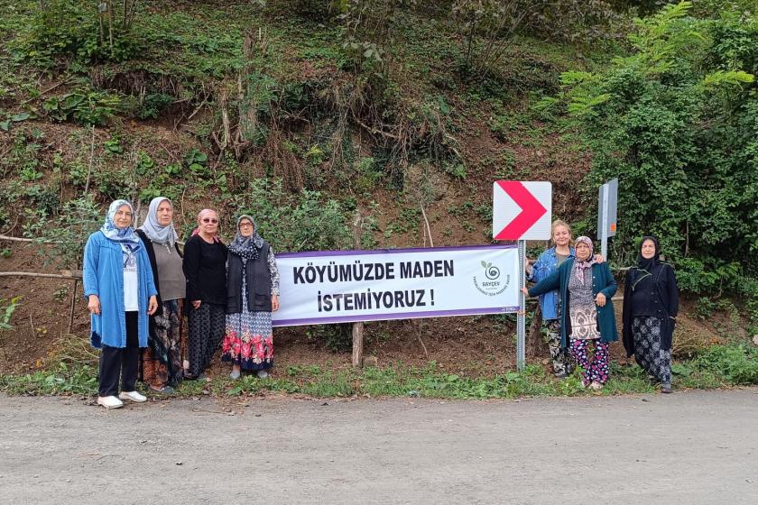 Köyümüze maden istemiyoruz pankartıyla kadınlar