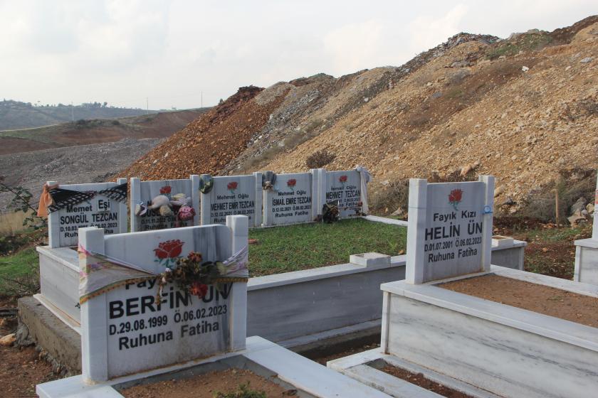 Mezarlıkların hemen yanında yıkılmış bina enkazlarının moloz yığınları.