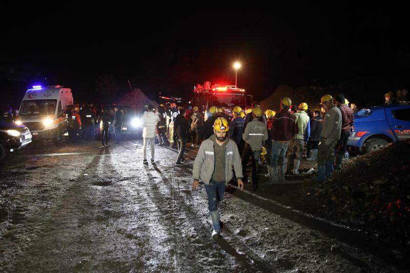 Denizli'nin Acıpayam ilçesinde, bir madende meydana gelen göçüğün ardından işçiler arkadaşlarının kurtarılmasını bekledi.