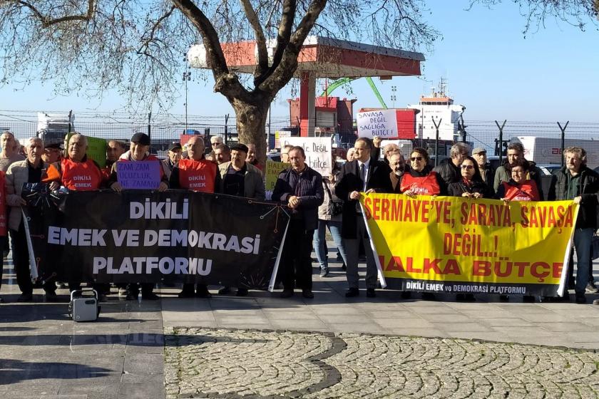 Dikili Emek ve Demokrasi Platformunun yaptığı basın açıklamasından kalabalığın görüntüsü.