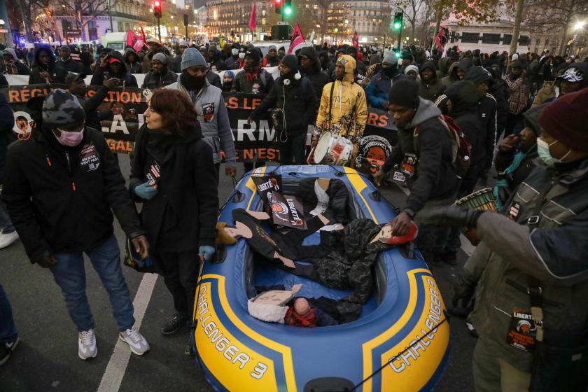 Tartışmalı göç yasası Paris'te protesto edildi.