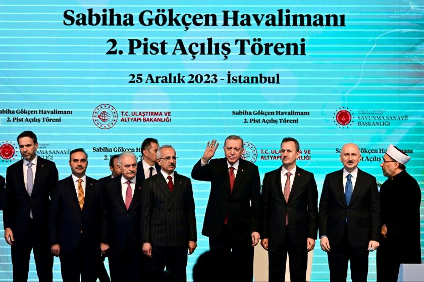 Erdoğan havalimanı töreninde ekibiyle