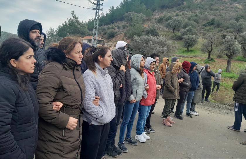 Hatay Dikmece’de halk iş makinelerine barikat oldu: İş makinesini taşıyan araç köyden ayrıldı