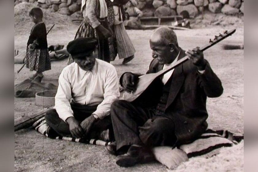 Aşık Veysel (sağda) | Fotoğraf: Şarkışla Belediyesi Arşivi