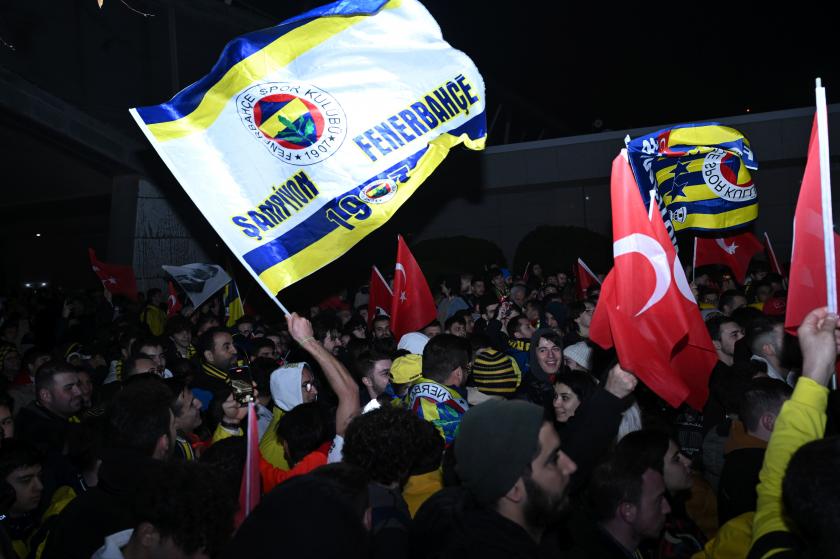 ellerinde Fenerbahçe ve Türk bayrağı bulunan taraftarlar,