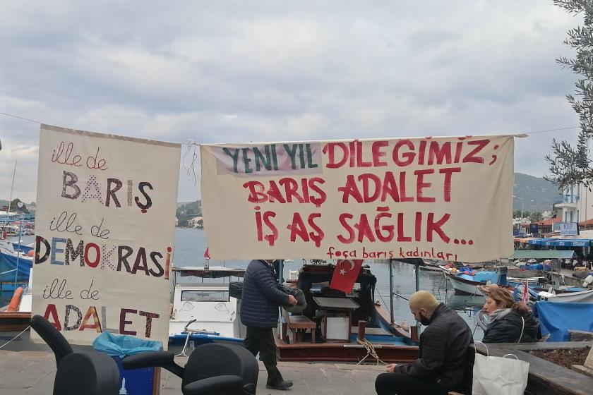 İzmir'de Foça Baarış Kadınlarının yeni yıl etkinliğinden fotoğraf.