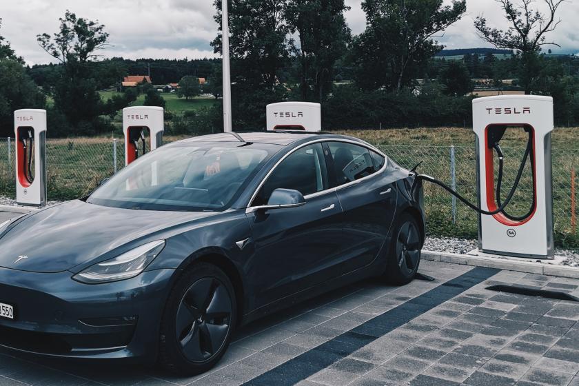 Şarj istasyonundaki bir Tesla otomobili 