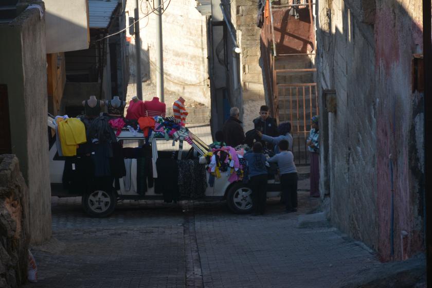 Topdağı Mahallesi'nde kıyafet dolu br TOFAŞ'ın fotoğrafı