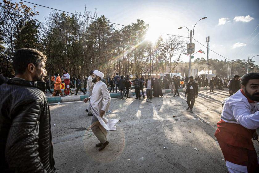 İran'ın Kirman eyaletinde Kasım Süleymani'nin mezarı yakınlarında meydana gelen patlamanın ardından kalabalık görüntüsü.