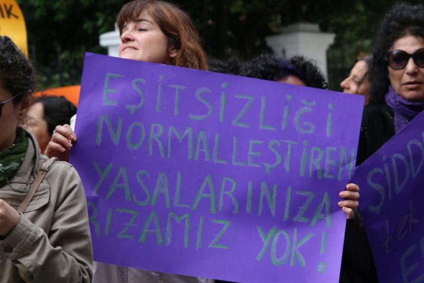 Eşitsizliği normalleştiren yasalarınıza rızamız yok yazılı döviz taşıyan kadın