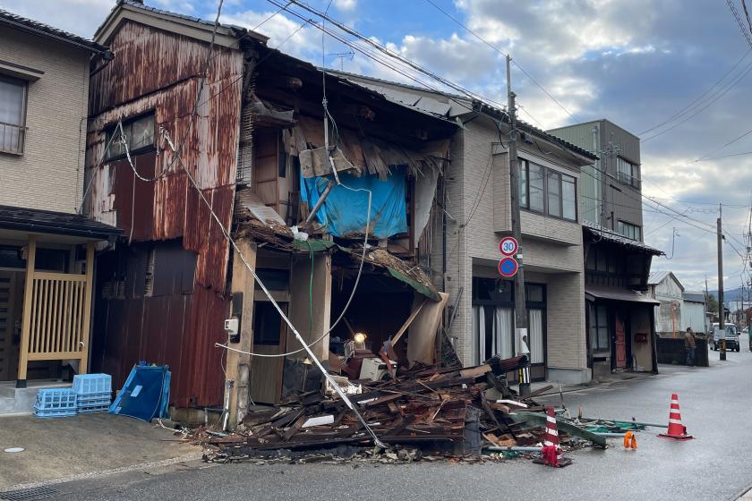 Japonya'da depremde yıkılan ev