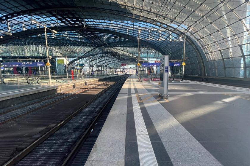 Berlin Merkez Tren İstasyonu grev nedeniyle boş kaldı