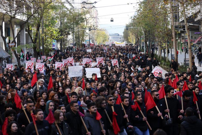 yürüyüş yapan on binlerce genç