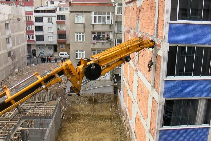 Yıkılma tehlikesine karşı vinçle desteklenen bina