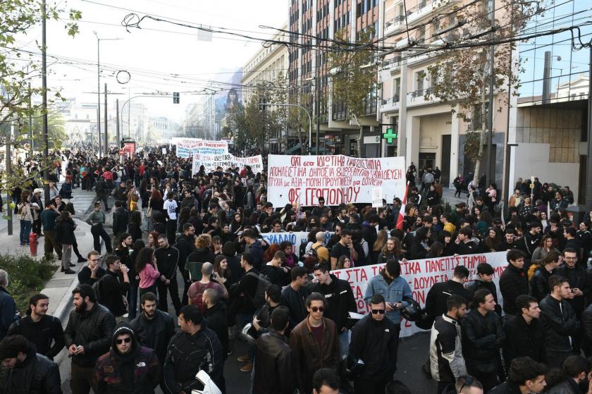 Yunanistan'da öğrenciler özel üniversitilere karşı yürüdü