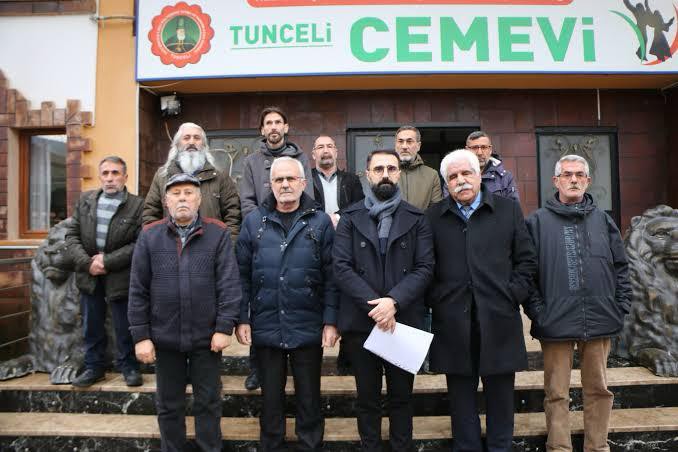 Cemevi önünde adaylık için toplanan kişiler 